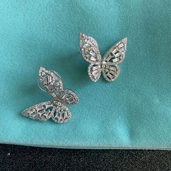 New Stunning Cutout Butterfly and Crystal Earrings - Picture 8 of 13